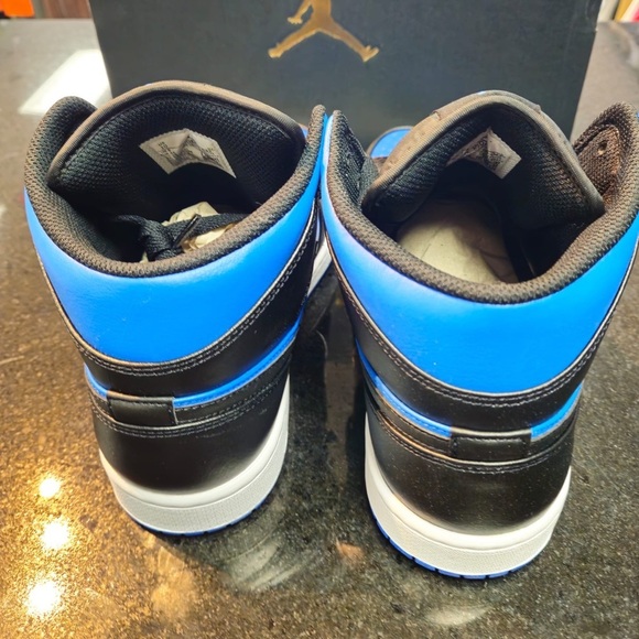 Athletic_Shoes